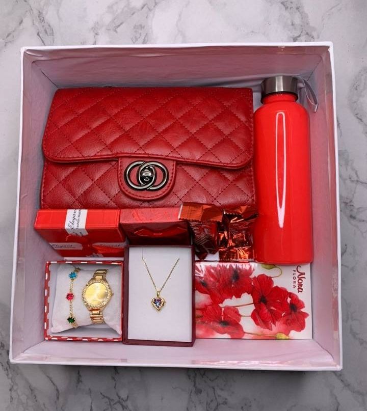 this post contains a Fashion Gift Box